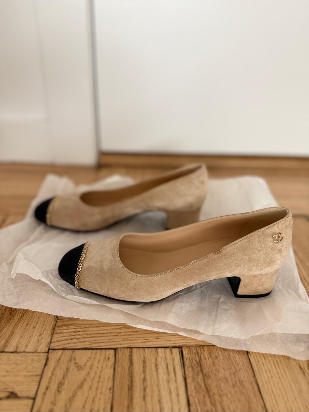 CHANEL Suede Pumps with Black Cap & Gold Chain Trim - Picture 2 of 4